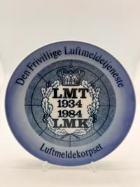 Plakette fra den frivillige luftmeldetjeneste, lavet af royal Copenhagen i 500 eks.