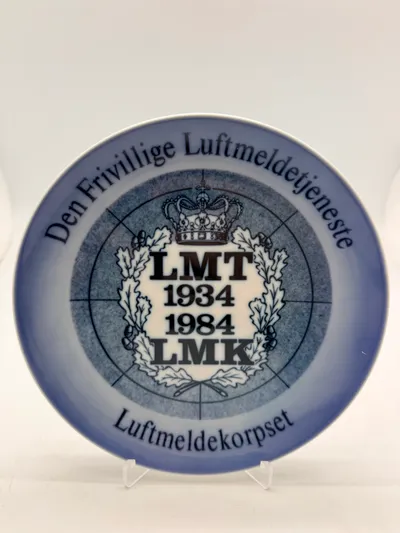 Plakette fra den frivillige luftmeldetjeneste, lavet af royal Copenhagen i 500 eks.