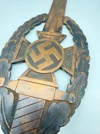 Fahnenspitze des NSKOV , bronze  original fundet i Berlin efter afbrænding af faner, forkullet del af stagen indvendig Fremstillet af den berømte Otto Gahr