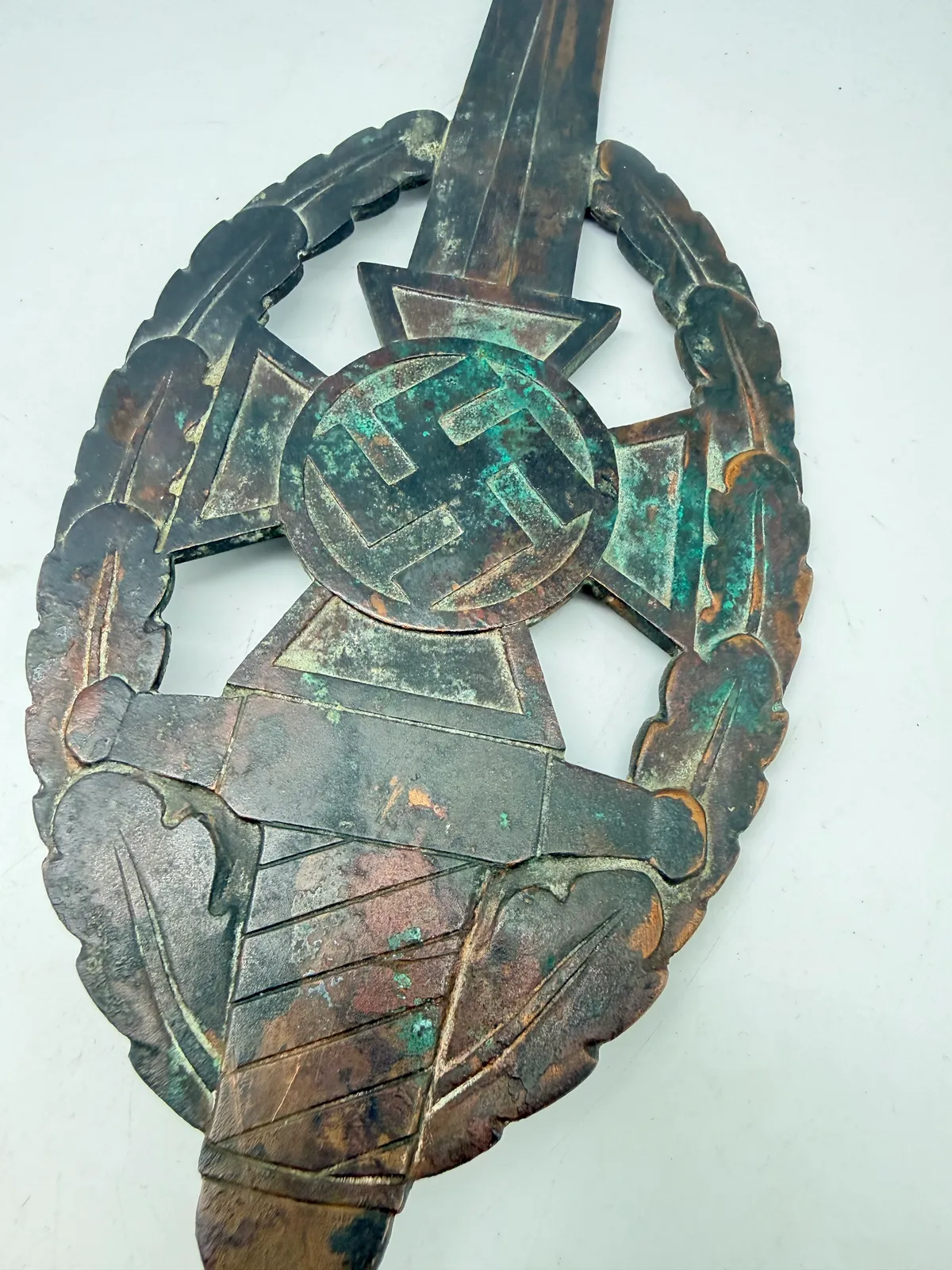 Fahnenspitze des NSKOV , bronze  original fundet i Berlin efter afbrænding af faner, forkullet del af stagen indvendig Fremstillet af den berømte Otto Gahr