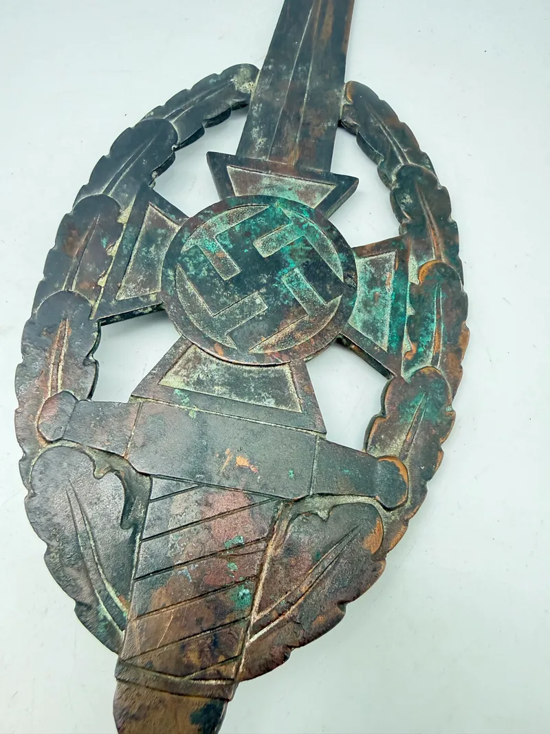 Fahnenspitze des NSKOV , bronze  original fundet i Berlin efter afbrænding af faner, forkullet del af stagen indvendig Fremstillet af den berømte Otto Gahr