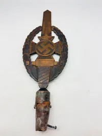Fahnenspitze des NSKOV , bronze  original fundet i Berlin efter afbrænding af faner, forkullet del af stagen indvendig Fremstillet af den berømte Otto Gahr