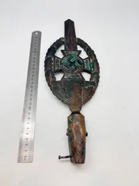 Fahnenspitze des NSKOV , bronze  original fundet i Berlin efter afbrænding af faner, forkullet del af stagen indvendig Fremstillet af den berømte Otto Gahr
