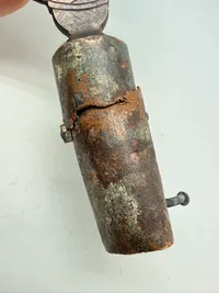 Fahnenspitze des NSKOV , bronze  original fundet i Berlin efter afbrænding af faner, forkullet del af stagen indvendig Fremstillet af den berømte Otto Gahr