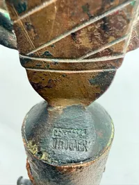 Fahnenspitze des NSKOV , bronze  original fundet i Berlin efter afbrænding af faner, forkullet del af stagen indvendig Fremstillet af den berømte Otto Gahr