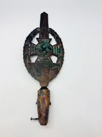 Fahnenspitze des NSKOV , bronze  original fundet i Berlin efter afbrænding af faner, forkullet del af stagen indvendig Fremstillet af den berømte Otto Gahr