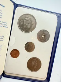 To møntsæt, 1975 og 1977