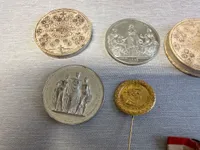 Samling medaljer mm.