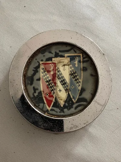 Original inderdel til hjulkapsel til Buick fra 1960’erne