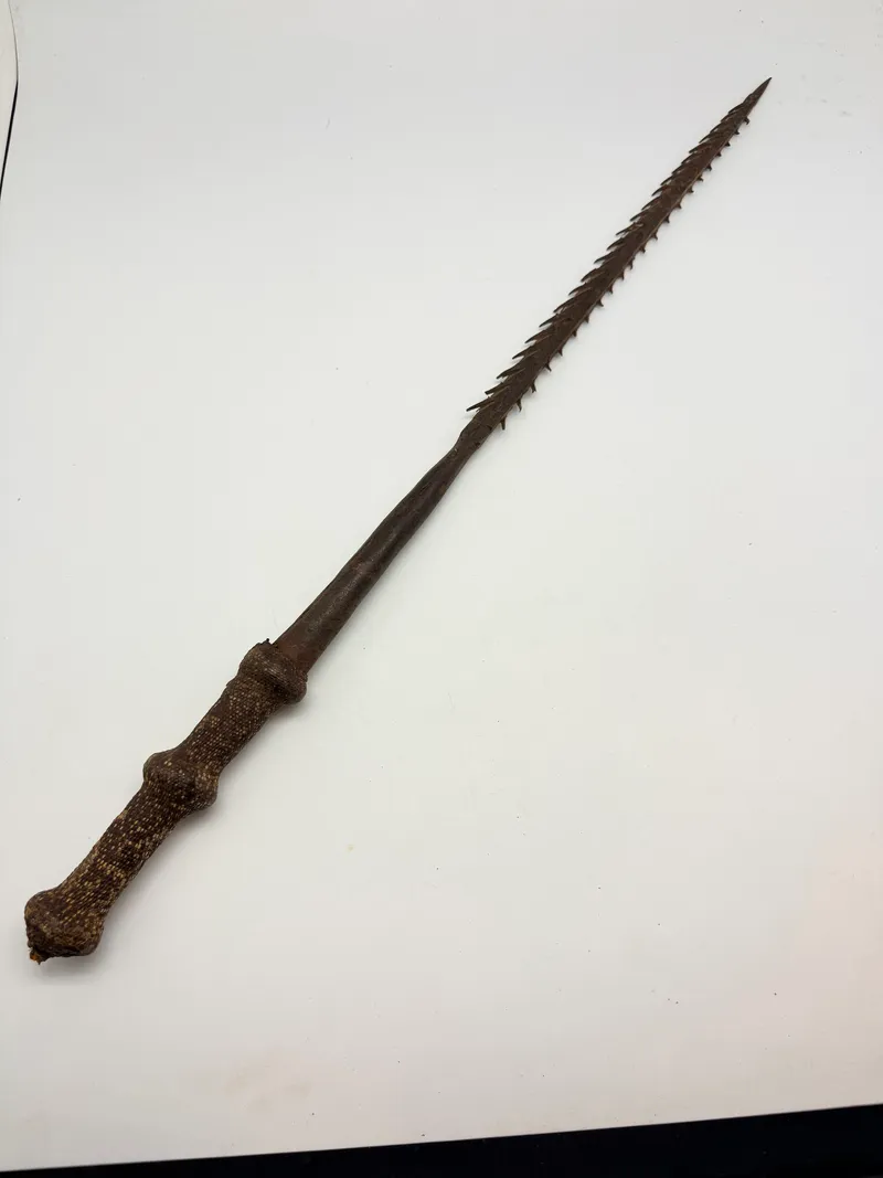 Afrikansk blankvåben med reptilskind