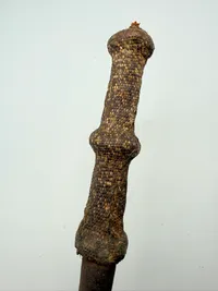 Afrikansk blankvåben med reptilskind