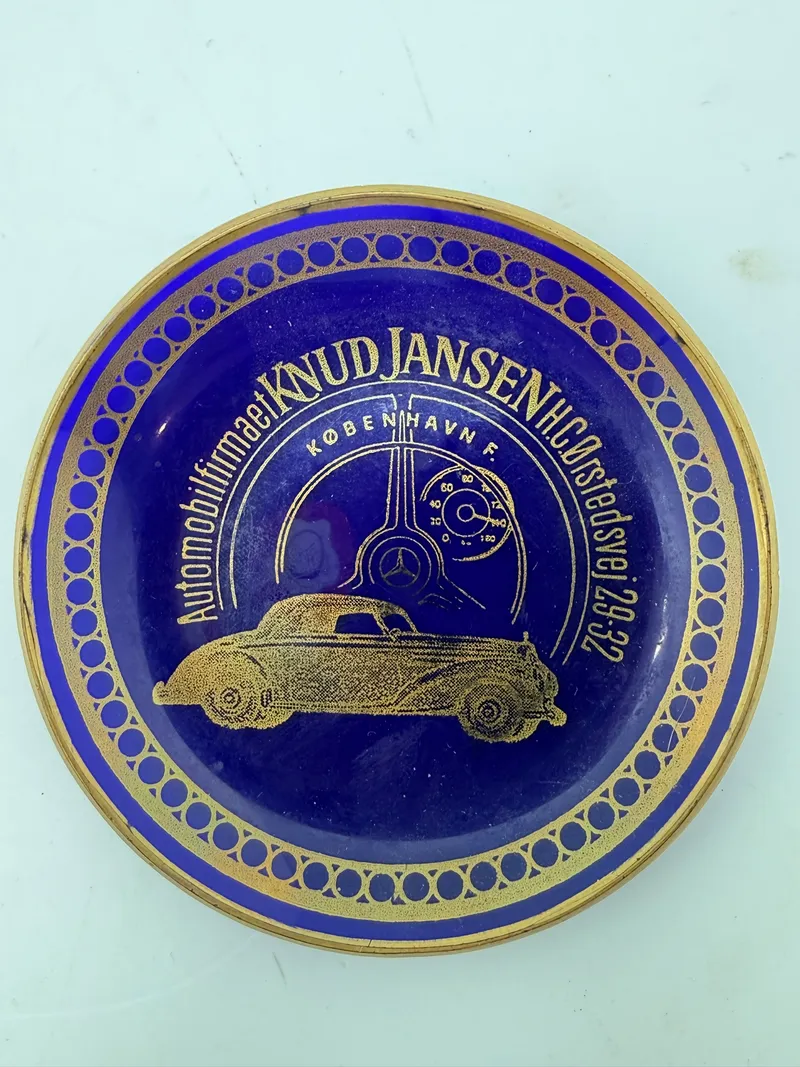 Glas askebæger Knud Jensen
