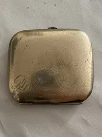 Ældre cigaret etui i sølvplet med initialer