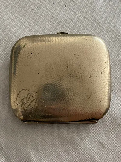 Ældre cigaret etui i sølvplet med initialer