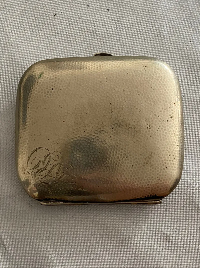 Ældre cigaret etui i sølvplet med initialer
