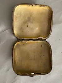 Ældre cigaret etui i sølvplet med initialer