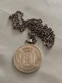 Original dansk sølv 2 krone omdannet til halskæde