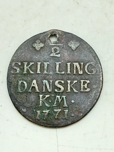 1/2 skilling danske 1771 med hul til vedhæng