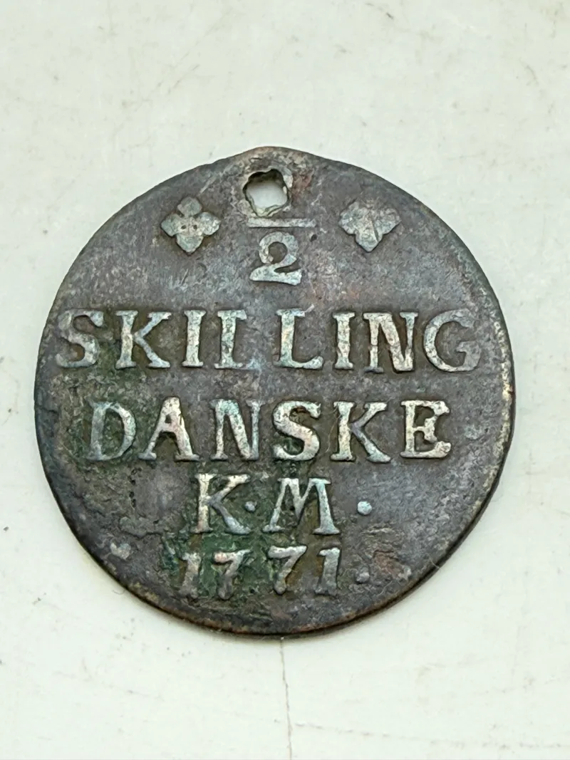 1/2 skilling danske 1771 med hul til vedhæng