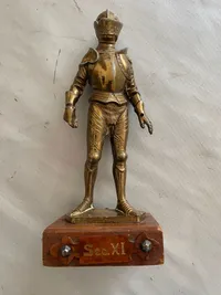 Stor modelfigur af ridder med rustning