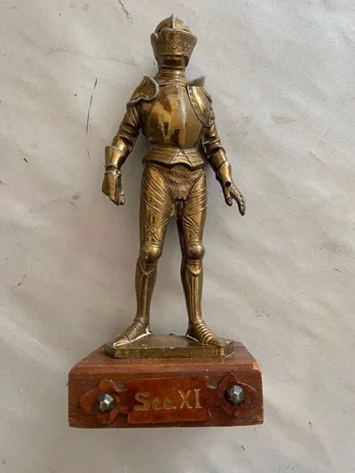 Stor modelfigur af ridder med rustning