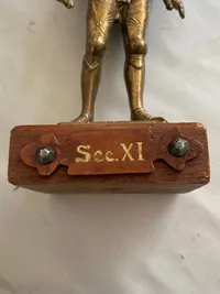Stor modelfigur af ridder med rustning