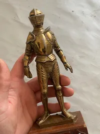 Stor modelfigur af ridder med rustning