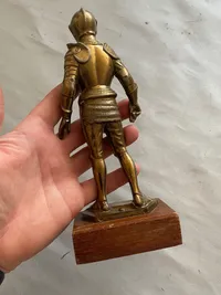 Stor modelfigur af ridder med rustning