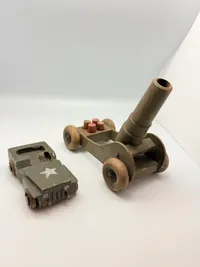 Kanon og Jeep af træ fra lige efter krigen