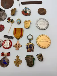 Samling Pins mm.