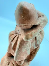 Terrakotta figur forstillende sørgende kvinde