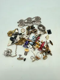 Samling pins mm.