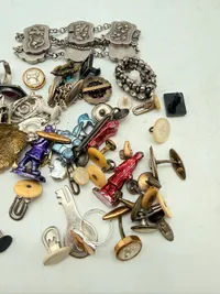 Samling pins mm.