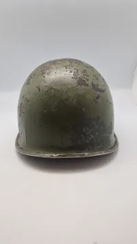 US M1 hjelm skal fra ww2 med “Front Seam” og “Fixed Bale”. Original