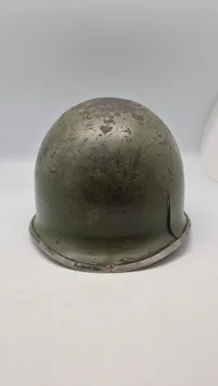 US M1 hjelm skal fra ww2 med “Front Seam” og “Fixed Bale”. Original