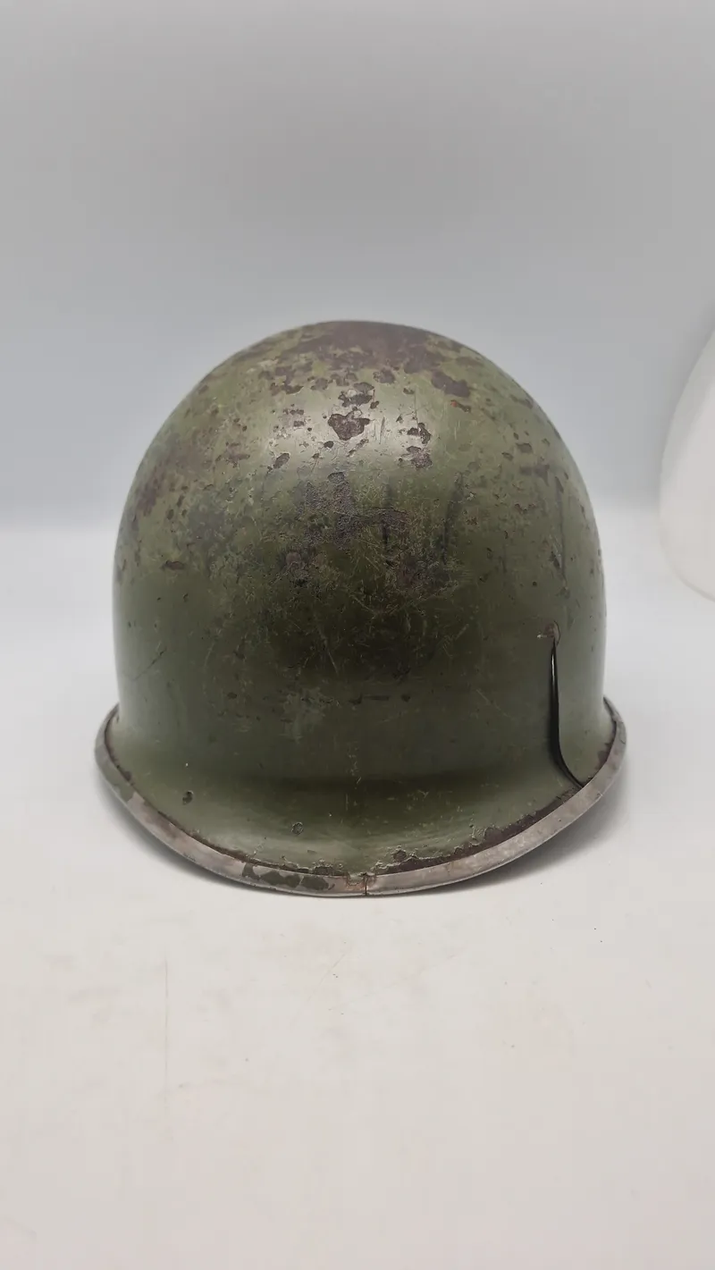 US M1 hjelm skal fra ww2 med “Front Seam” og “Fixed Bale”. Original