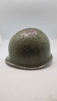 US M1 hjelm skal fra ww2 med “Front Seam” og “Fixed Bale”. Original
