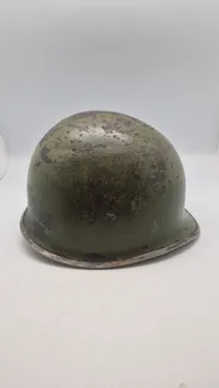 US M1 hjelm skal fra ww2 med “Front Seam” og “Fixed Bale”. Original