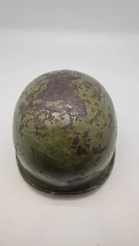 US M1 hjelm skal fra ww2 med “Front Seam” og “Fixed Bale”. Original