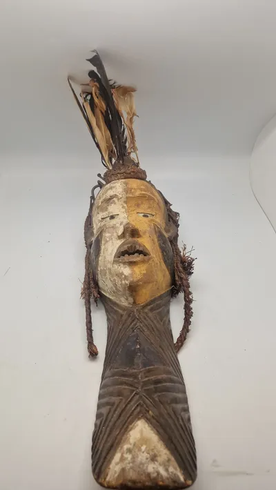 afrikansk maske, specifikt en Mbangu-maske fra Pende-folket i Demokratiske Republik Congo