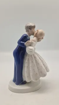 Bing & Grøndahl porcelænsfigur med titlen "Det første kys" eller "Ungdommelig Dristighed", nummer 2162, designet af Claire Weiss