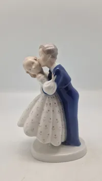 Bing & Grøndahl porcelænsfigur med titlen "Det første kys" eller "Ungdommelig Dristighed", nummer 2162, designet af Claire Weiss