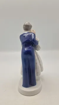 Bing & Grøndahl porcelænsfigur med titlen "Det første kys" eller "Ungdommelig Dristighed", nummer 2162, designet af Claire Weiss