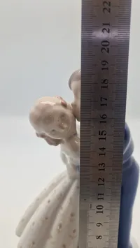 Bing & Grøndahl porcelænsfigur med titlen "Det første kys" eller "Ungdommelig Dristighed", nummer 2162, designet af Claire Weiss
