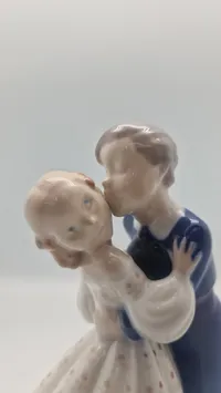 Bing & Grøndahl porcelænsfigur med titlen "Det første kys" eller "Ungdommelig Dristighed", nummer 2162, designet af Claire Weiss