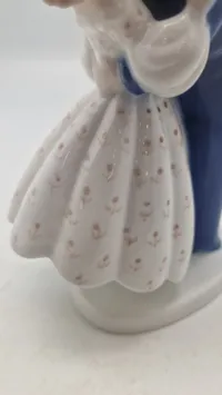 Bing & Grøndahl porcelænsfigur med titlen "Det første kys" eller "Ungdommelig Dristighed", nummer 2162, designet af Claire Weiss