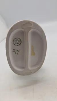 Bing & Grøndahl porcelænsfigur med titlen "Det første kys" eller "Ungdommelig Dristighed", nummer 2162, designet af Claire Weiss