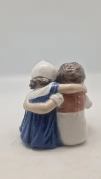 Bing & Grøndahl nr. 1567, kendt som "Læsende børn", designet af Ingeborg Plockross Irminger