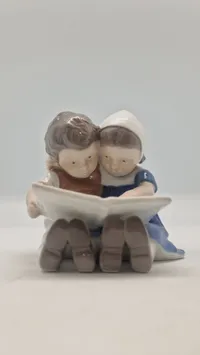 Bing & Grøndahl nr. 1567, kendt som "Læsende børn", designet af Ingeborg Plockross Irminger