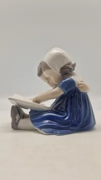 Bing & Grøndahl nr. 1567, kendt som "Læsende børn", designet af Ingeborg Plockross Irminger